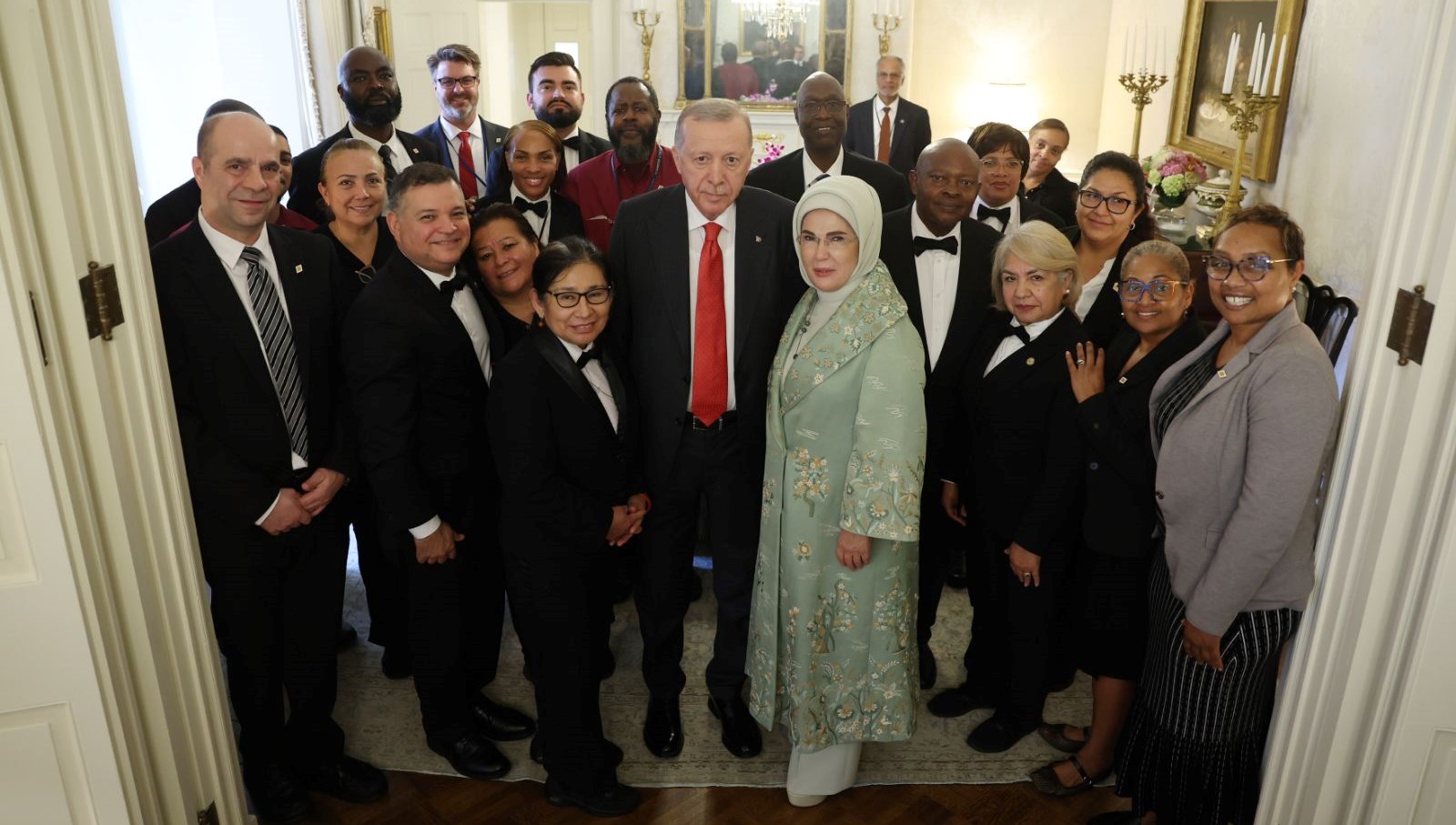 cumhurbaskani erdogan blair house calisanlariyla hatira fotografi cektirdi rdNIpT7s