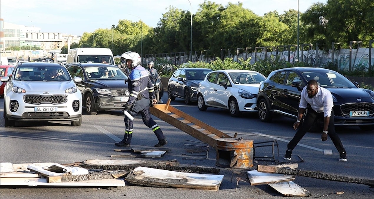 fransa yeni basbakanini protestolarla karsiladi paris sokaklari savas alani vcVWdLsd