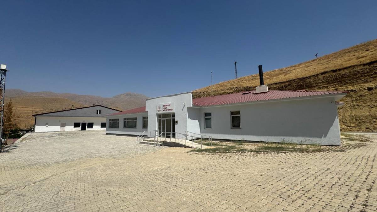 iran sinirindaki beldede acilan kutuphane 15 bin kitapla ogrencilere hizmet veriyor Ie6OXkl3