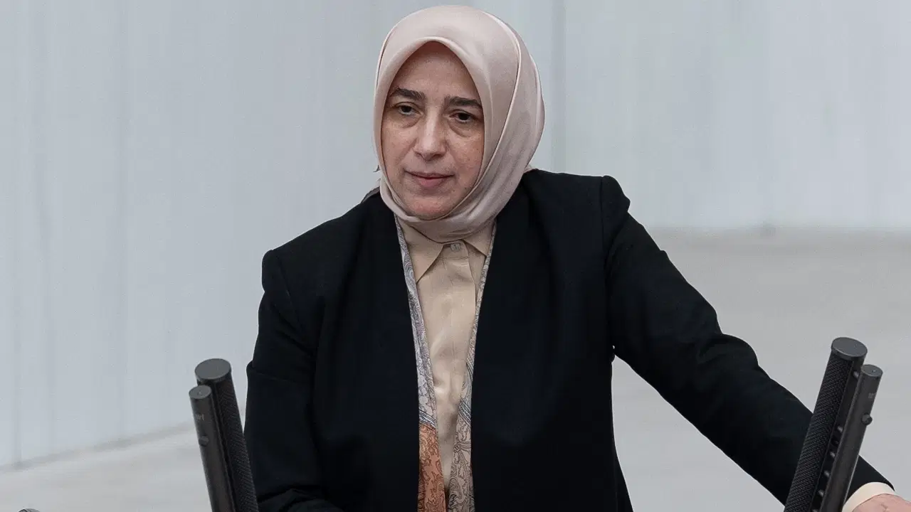 akpli ozlem zenginden mecliste ilginc talep holokost filmleri yasaklansin VxsJTfb1