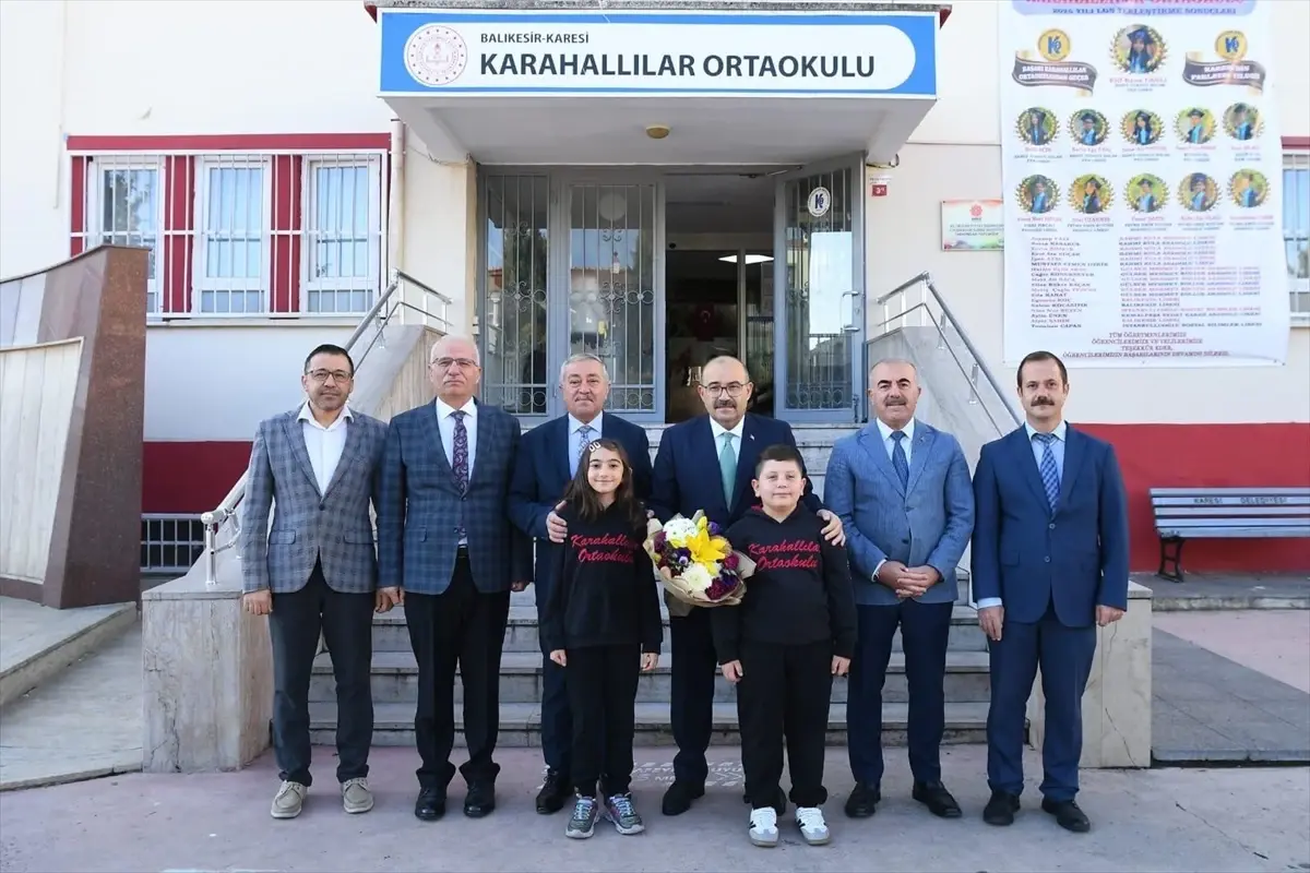 balikesir valisi ustaoglu karahallilar ortaokulunu ziyaret etti f4L7BBZ2.jpg