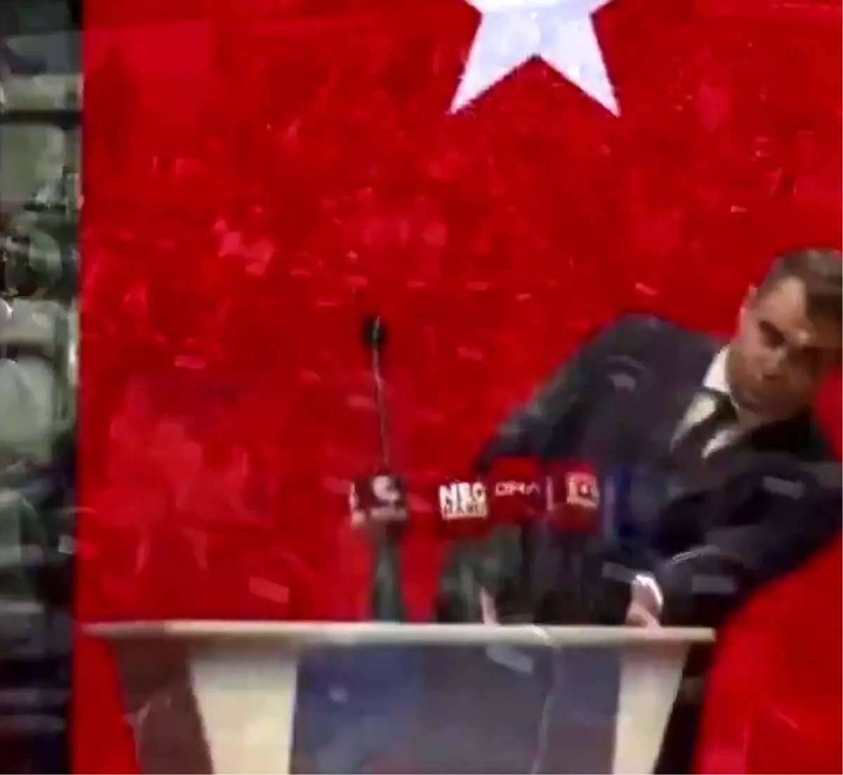 chp izmir il kongresinde fenalasma ZyWetTLR.jpg