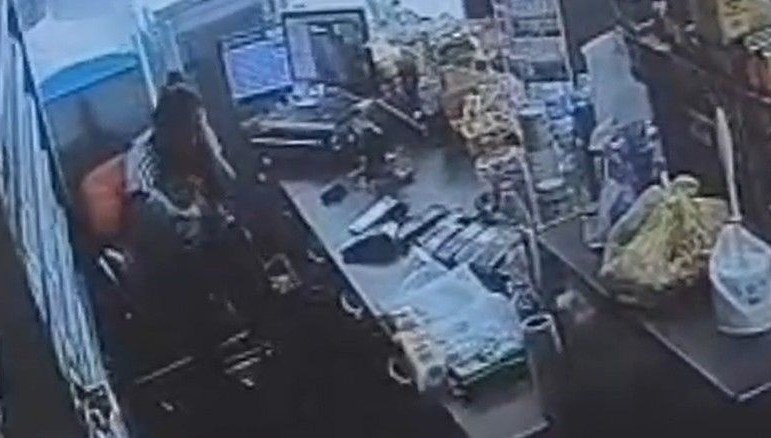 manisada eski es dehset sacti kucagindaki bebege aldirmadan defalarca bicakladi 71Uec9yF