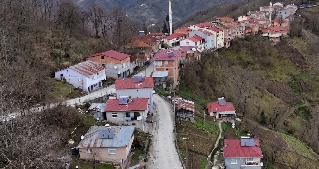 turkiyenin-bu-koyunde-yasayanlar-birkac-adimla-il-degistiriyor-iyBU4H3b