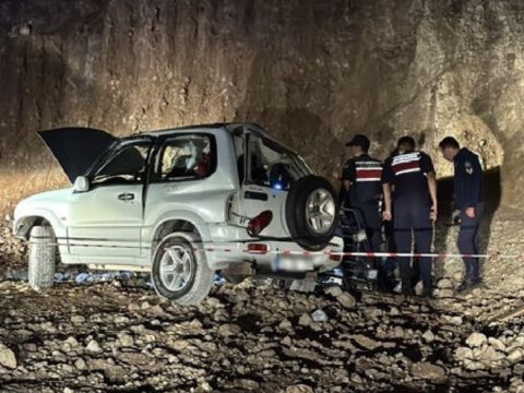 15 metrelik ucurumdan devrilen cipte can pazari 20 yasindaki iki genc hayatini kaybetti ac54fSbk