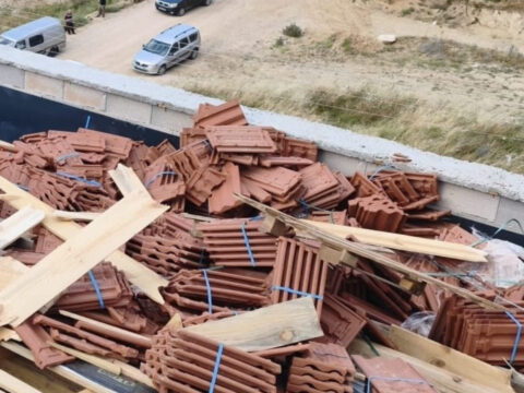 Catidaki kiremit yigini 2 genc iscinin uzerine coktu 2CDbyWsc